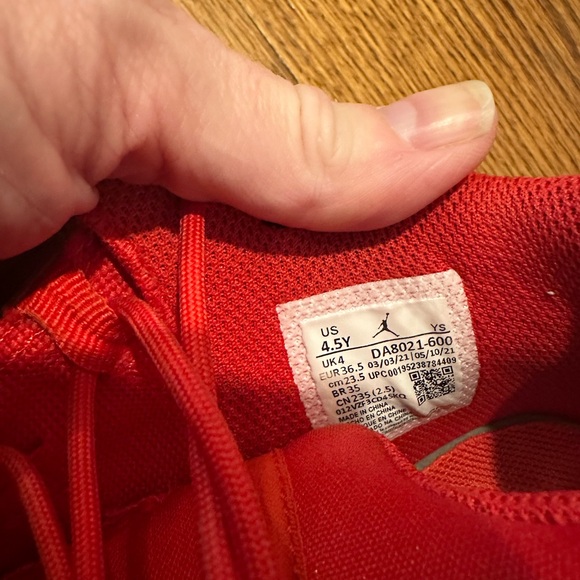 Boys Nike Jordans Red Sz 4.5 - Picture 7 of 7